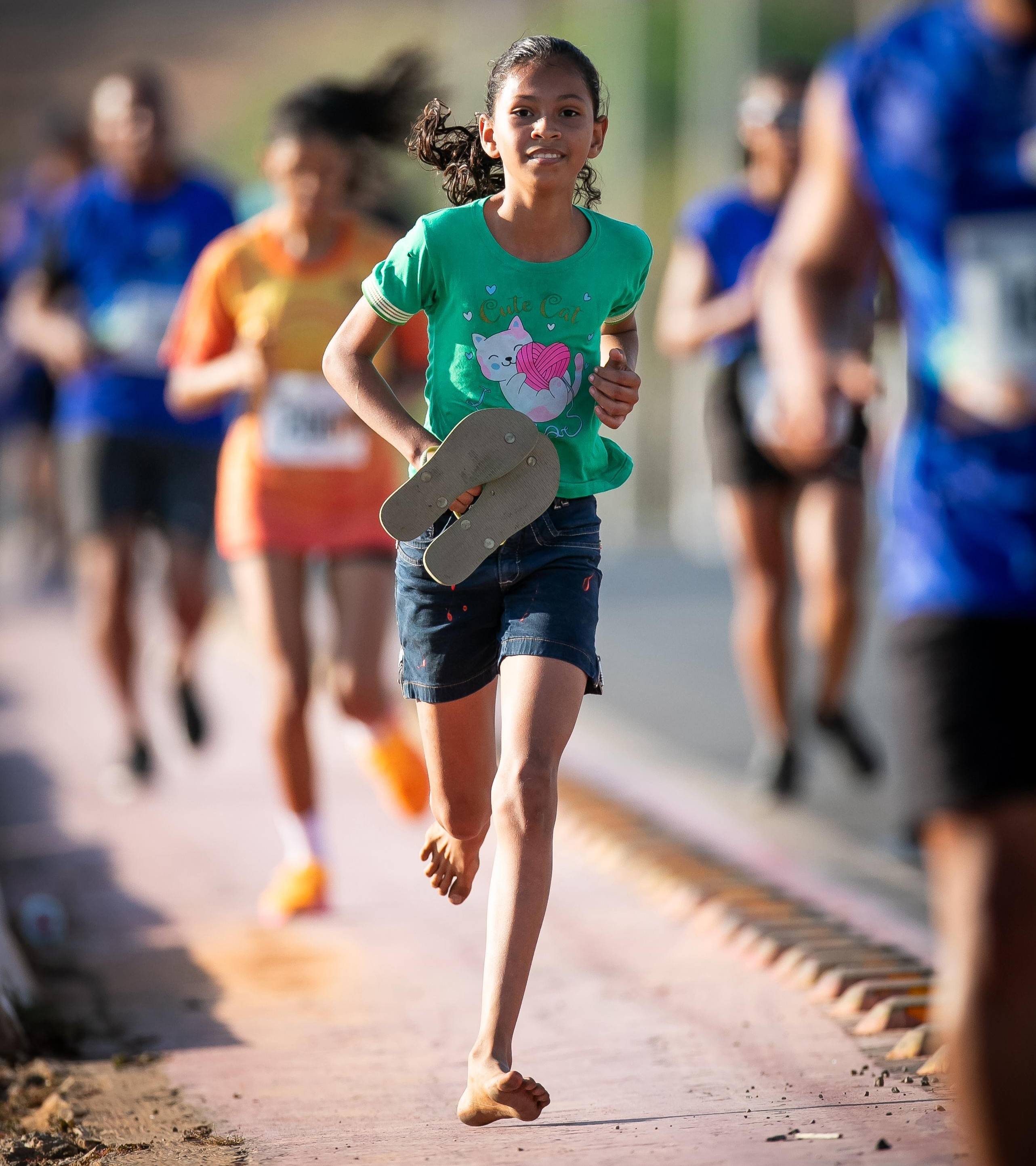 Jhenyfer Sophya, 11 anos, tirou os chinelos e correu descalça em evento esportivo em Uruçuí
