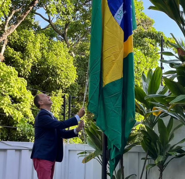 Bandeira do Brasil é hasteada na Embaixada da Argentina em Caracas