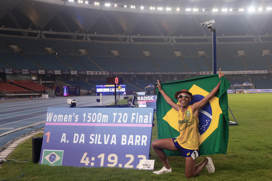 Atleta paralímpica piauiense Keyla Barros comemora vitória