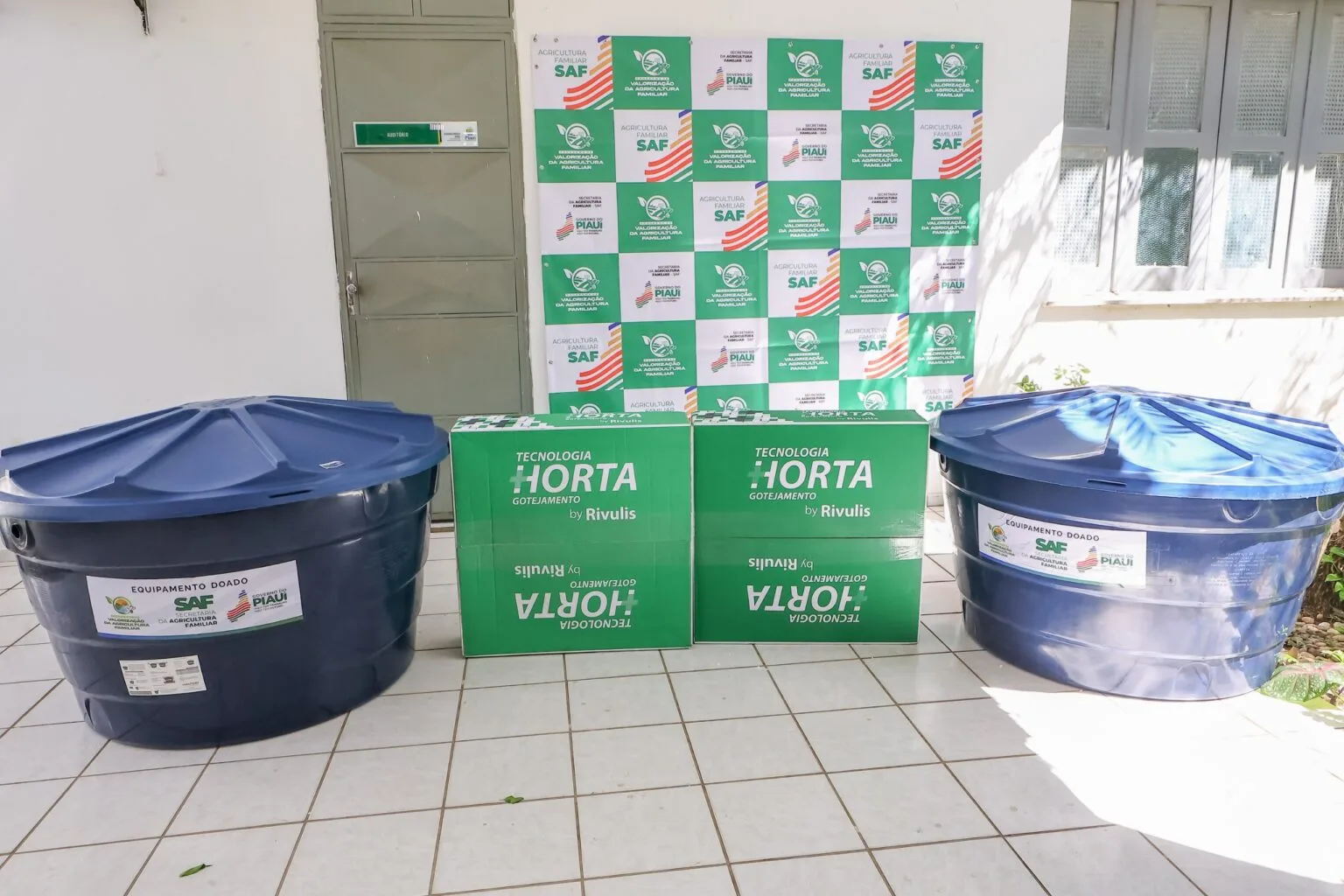 Serão entregues 13 tratores acompanhados de grades aradoras e carretas, além de 146 kits de irrigação