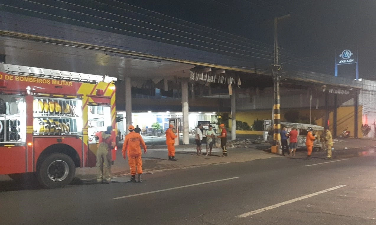 Kombi pega fogo na Avenida Universitária, zona Leste de Teresina