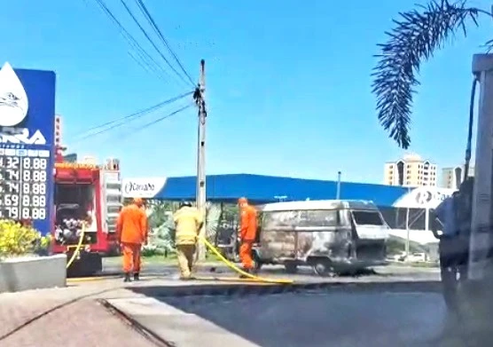Kombi pega fogo na avenida Presidente Kennedy