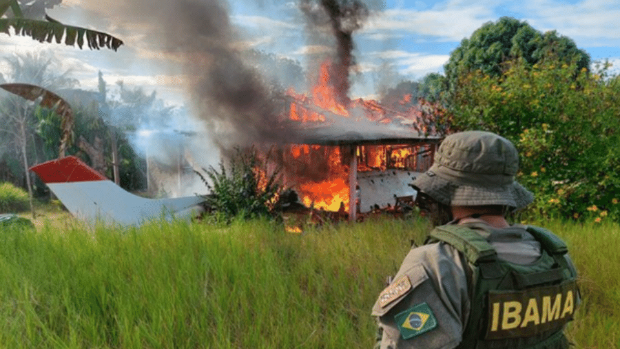Fiscais do Ibama são recebidos a tiros por garimpeiros ilegais na Terra Yanomami