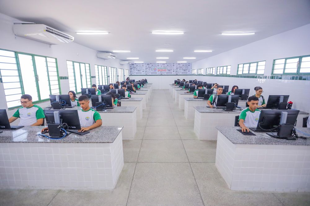 Alunos na sala de informática da escola