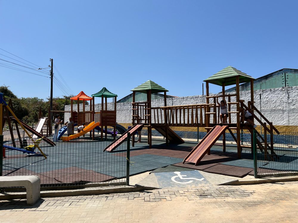 Brinquedopraça entregue no bairro Esplanada, em Teresina