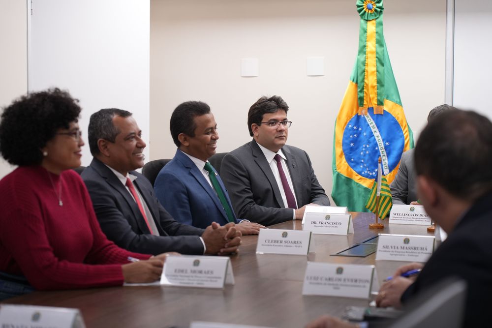 Governador Rafael Fonteles em reunião para tratar do clima