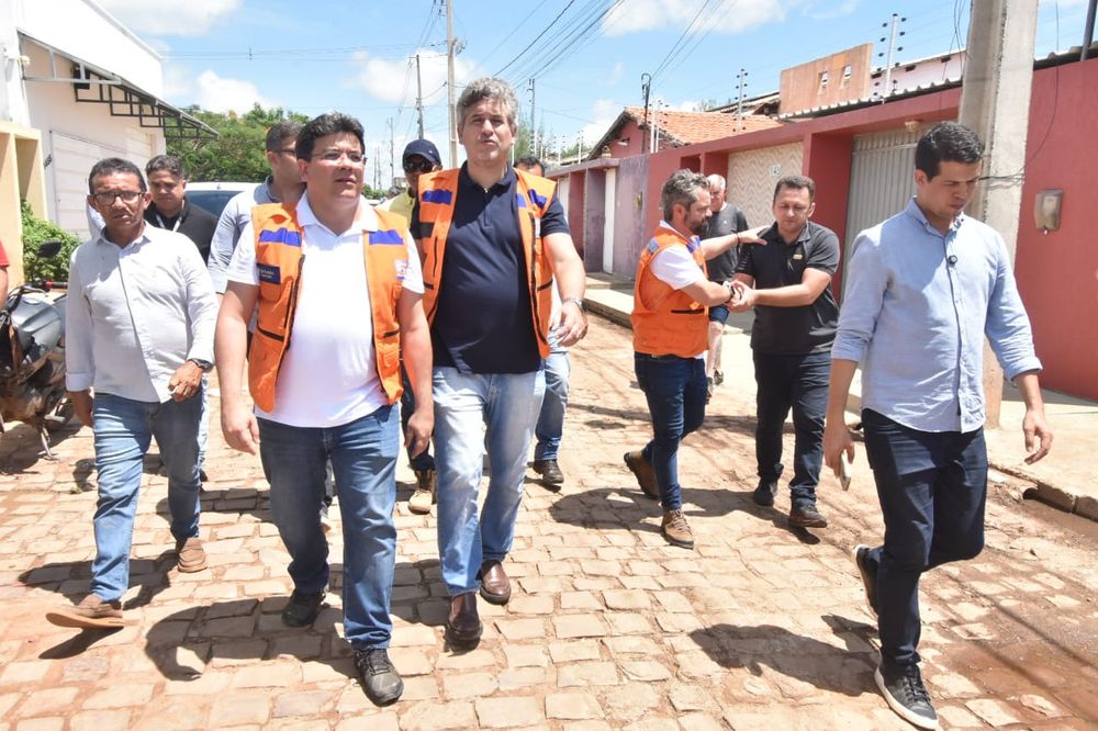 O governador Rafael Fonteles caminhou pela cidade ao lado do prefeito Dr. Pablo Santos