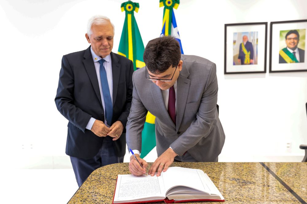 Rafael Fonteles assina transmissão de cargo para o vice-governador Themístocles Filho