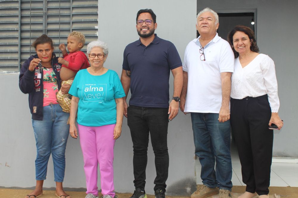 Secretária da Sasc, Regina Sousa, e o diretor-presidente da ADH, Carlos Edilson, visitaram as obras das residências