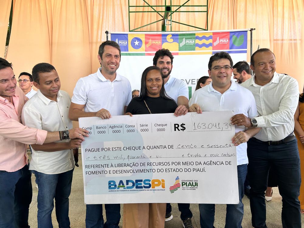 Rafael Fonteles e Feliphe Araújo participam da entrega de cheques aos produtores rurais de Floriano