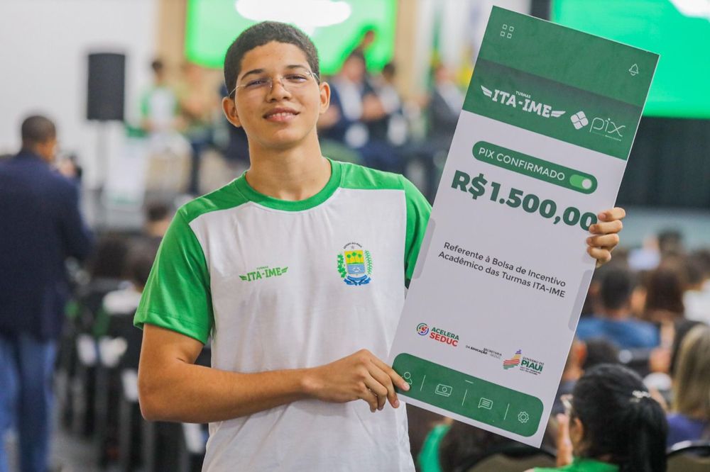 Estudantes redcebem bolsa de R$ 1.500,00 da Seduc