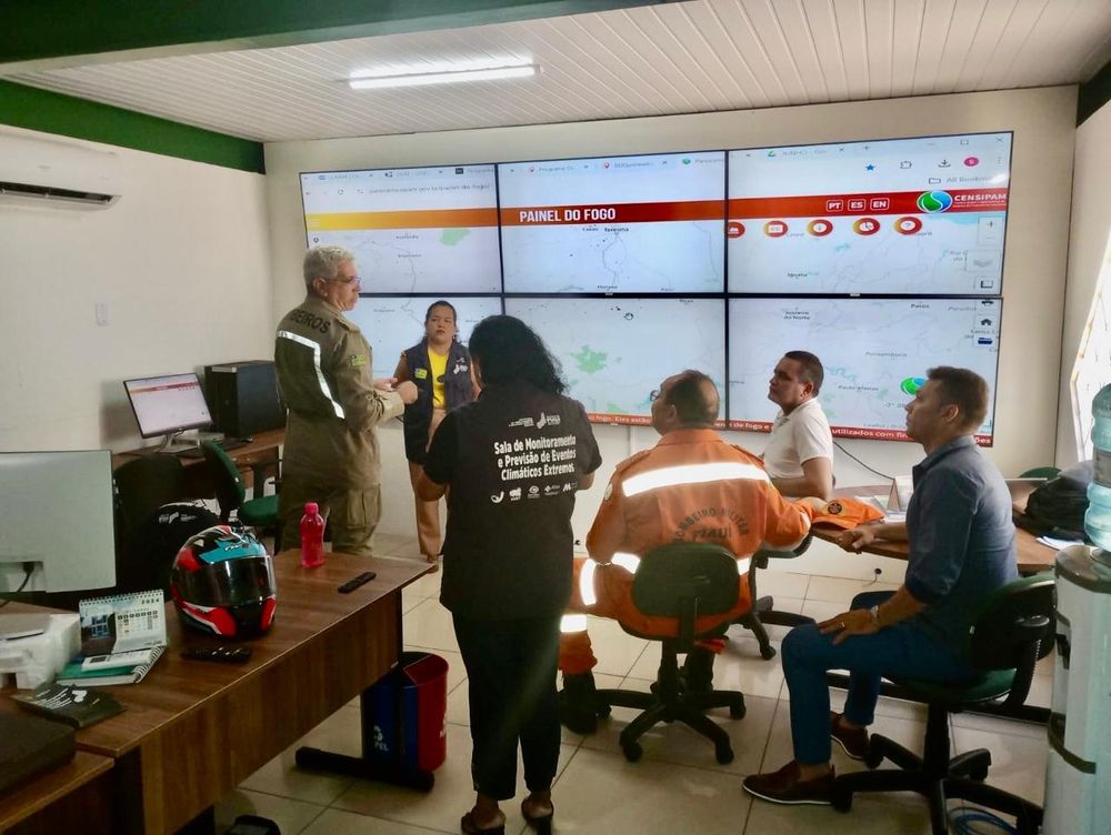 Semarh e Corpo de Bombeiros do Piauí reunidos para alinhar atividades estratégicas de prevenção e combate às queimadas.