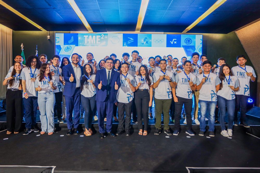 Rafael Fonteles premia campeões de Torneio de Matemática com medalhas e bolsa de R$ 300