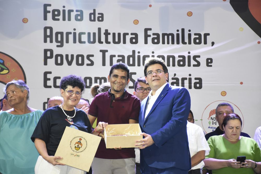 Governador Rafael Fonteles homenageando instituições e parceiros da agricultura familiar