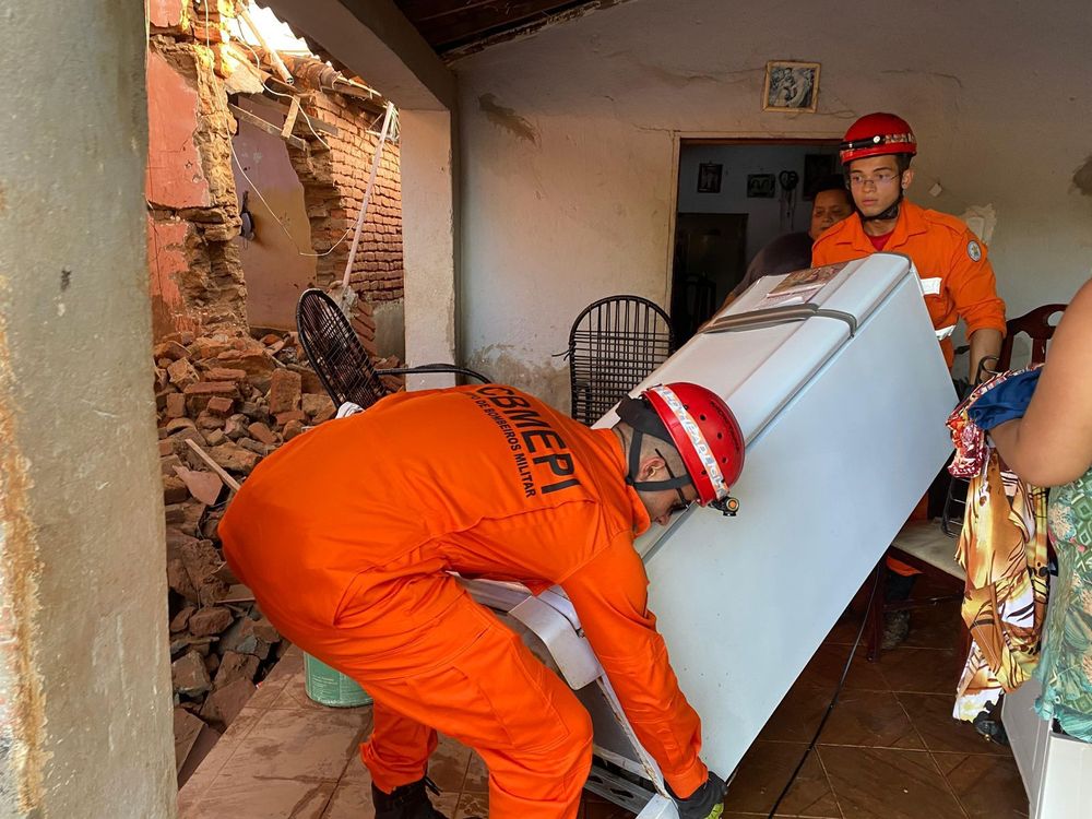 Corpo de Bombeiros atende moradores atingidos pelas fortes chuvas em Picos