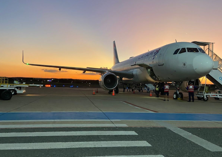 Avião da Latam no Aeroporto de Teresina