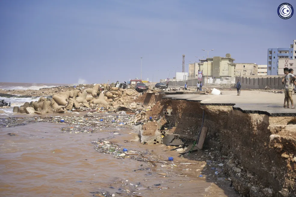 Foto mostra estrada desmoronada após enchente na Líbia em 11 de setembro de 2023