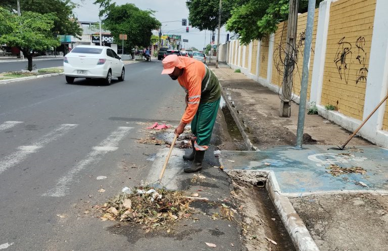 Trabalhador da limpeza pública de Teresina