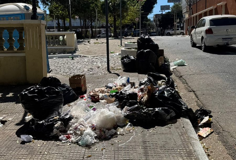 Lixo acumulado no Centro de Teresina