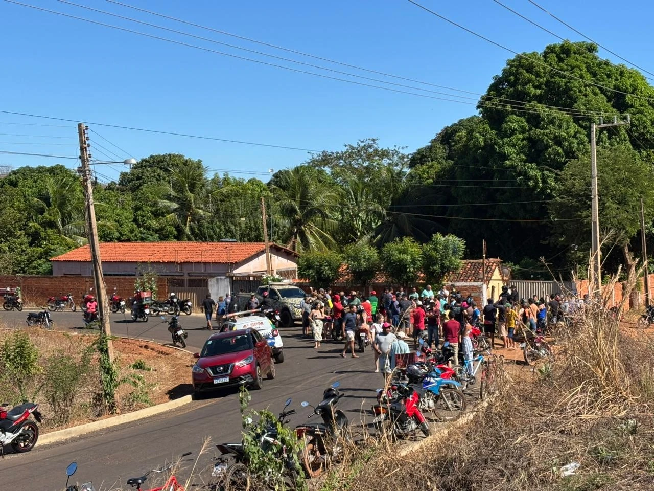 Moradores se aglomeram no local do crime