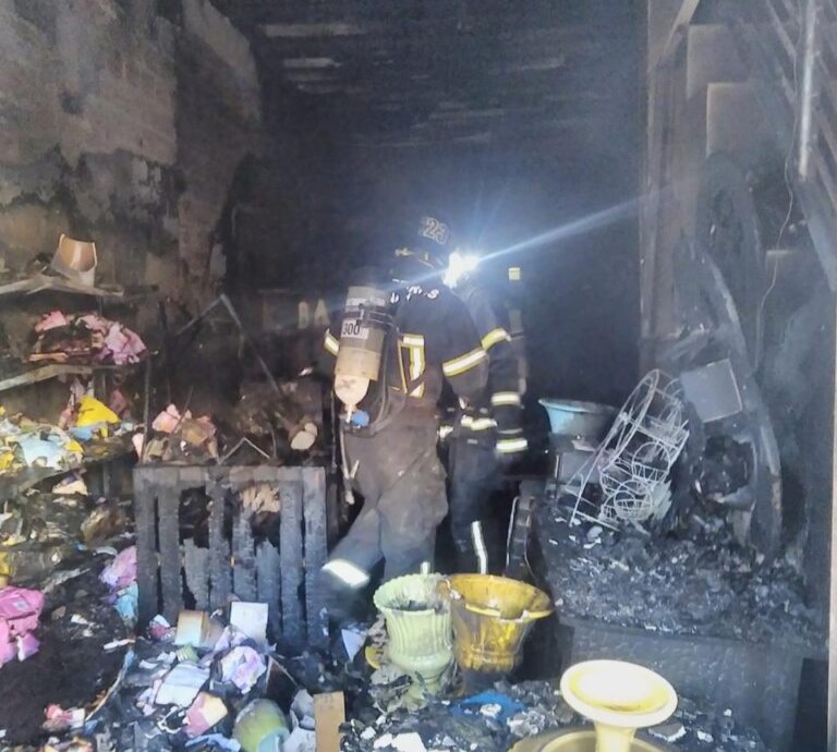 Loja de artigos para festas no Centro de Picos fica destruída em incêndio