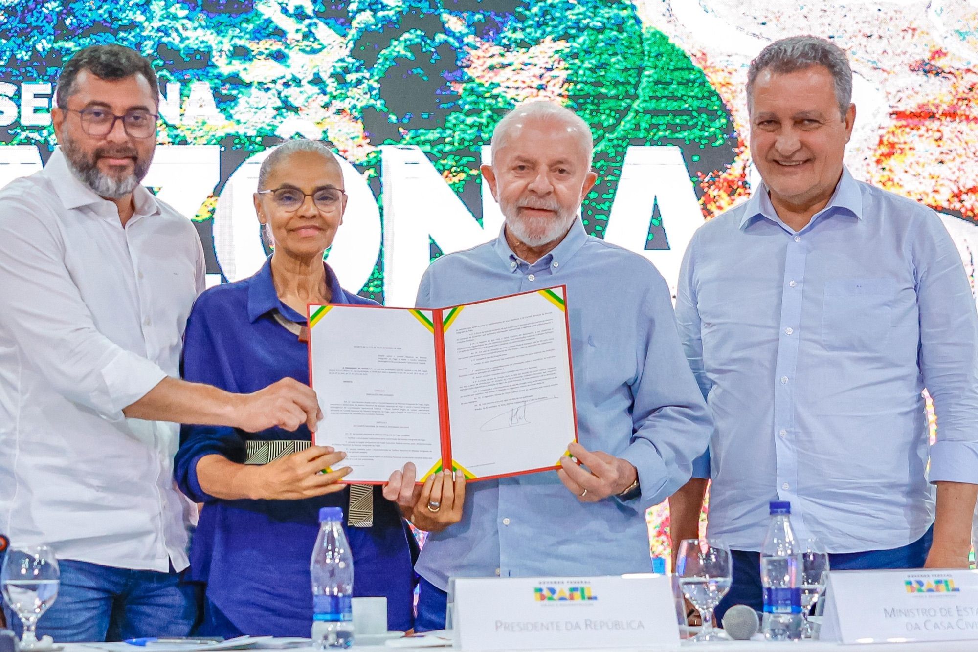 O presidente Lula ao lado dos ministros Rui Costa e Marina Silva e do governador do Amazonas, Wilson Lima