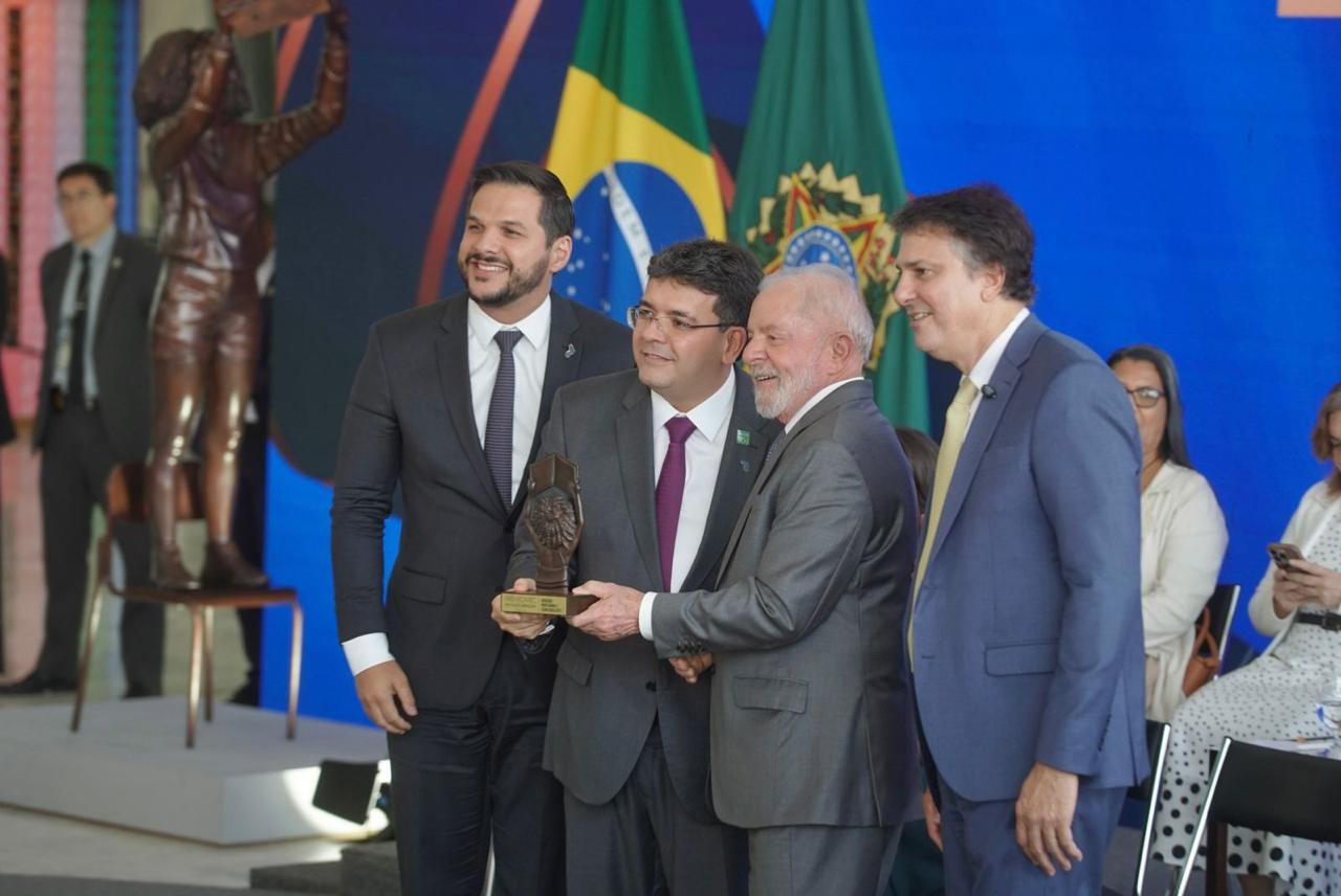 Ao lado de Lula, Rafael Fonteles recebe prêmio nacional de educação