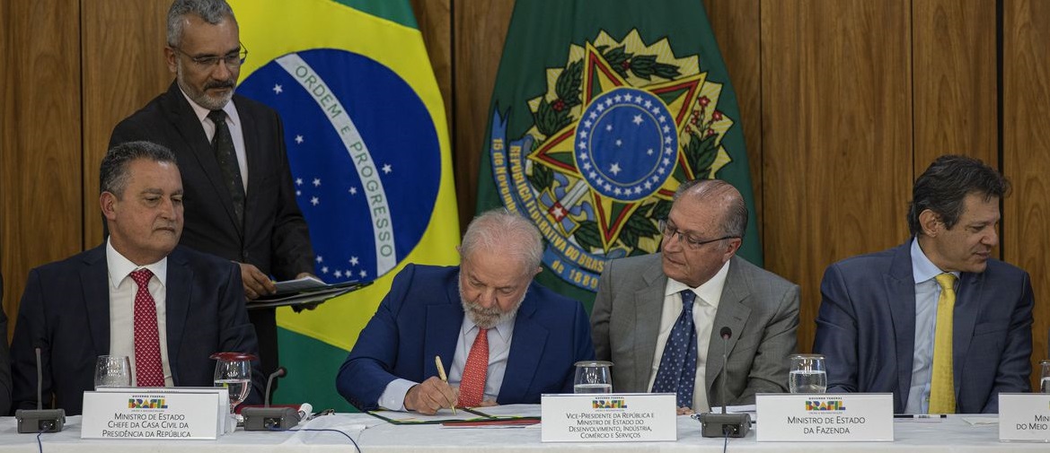 Presidente Lula ao lado do vice-presidente Geraldo Alckmin e dos ministros Rui Costa e Fernando Haddad