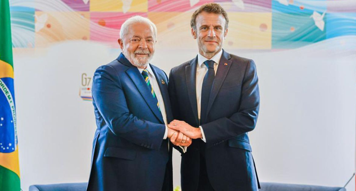 Presidente brasileiro Lula ao lado do seu homônimo francês, Emanuel Macron