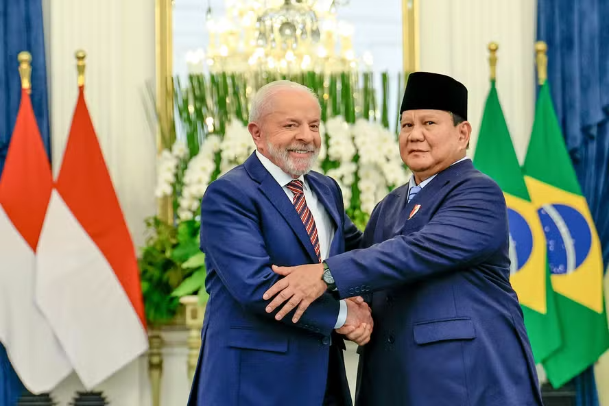 Lula ao lado do presidente da Indonésia, Prabowo Subianto