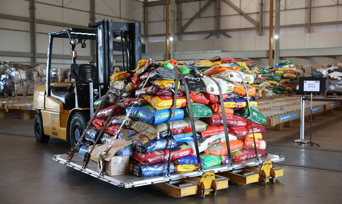 Rações doadas para animais resgatados das enchentes no Rio Grande do Sul