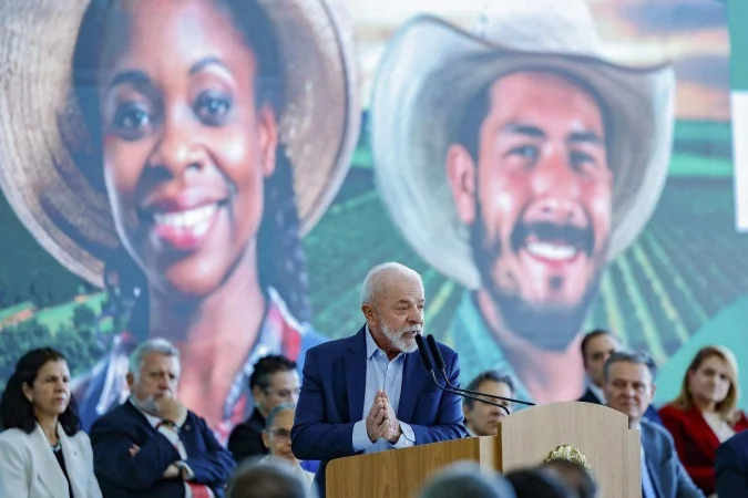Lula critica Bolsonaro ao afirmar que jamais pedirá doações por Pix ou anistia, durante lançamento do Plano Safra