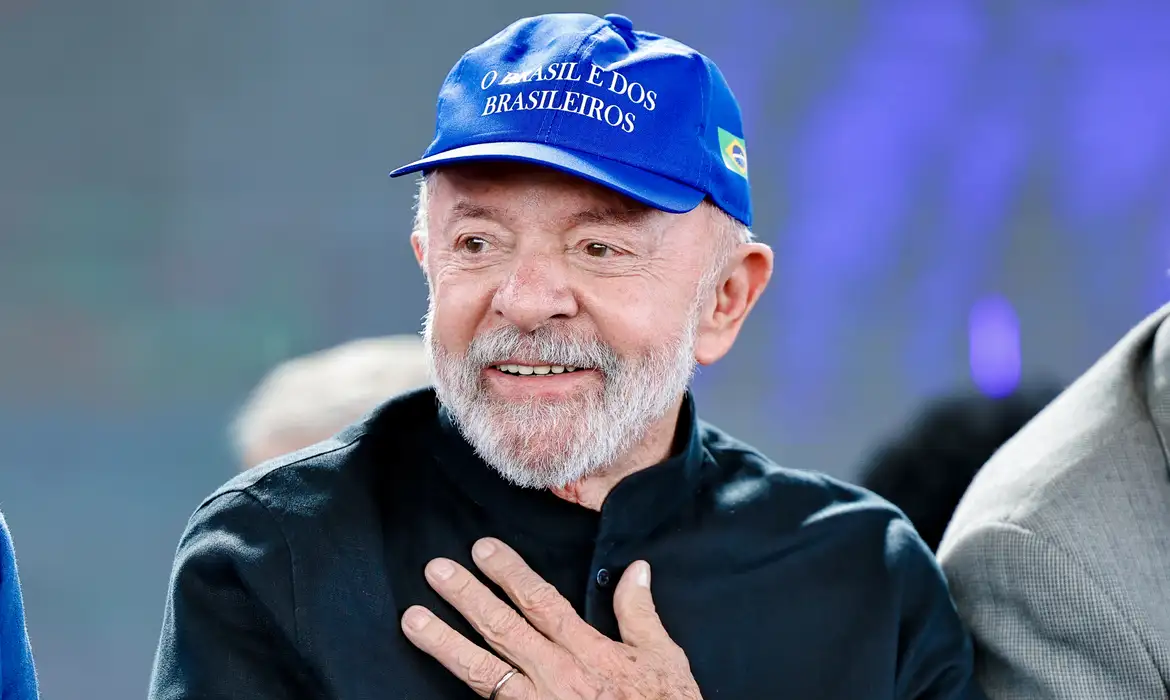 Lula em evento em Linhares (ES), onde anunciou programa de transferência de renda para os atingidos pelo rompimento da barragem de Mariana.