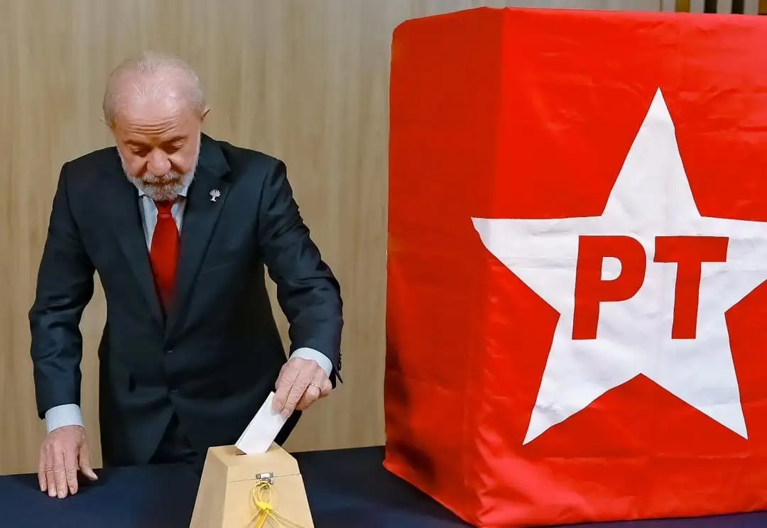 Presidente Lula, participou do PED 2025, votando no Rio de Janeiro, antes do BRICS