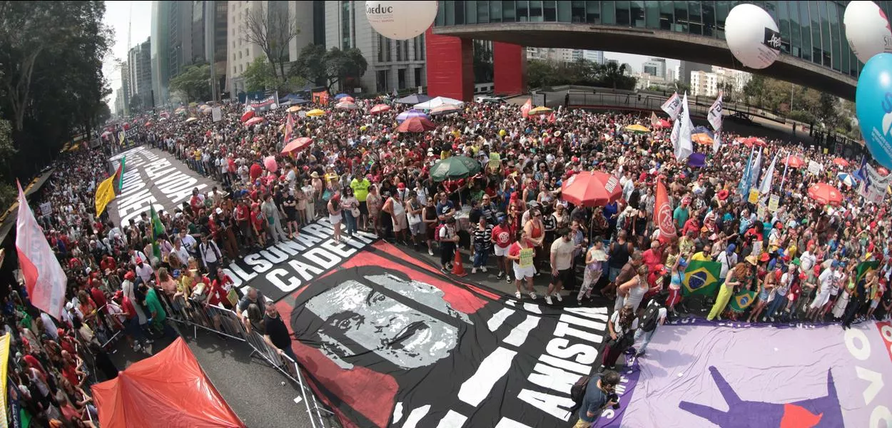 Manifestantes em ato contra a PEC na Avenida Paulista