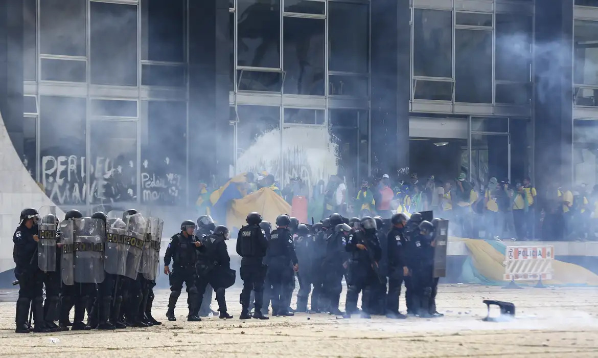 8 de janeiro: o dia em que a democracia brasileira foi atacada