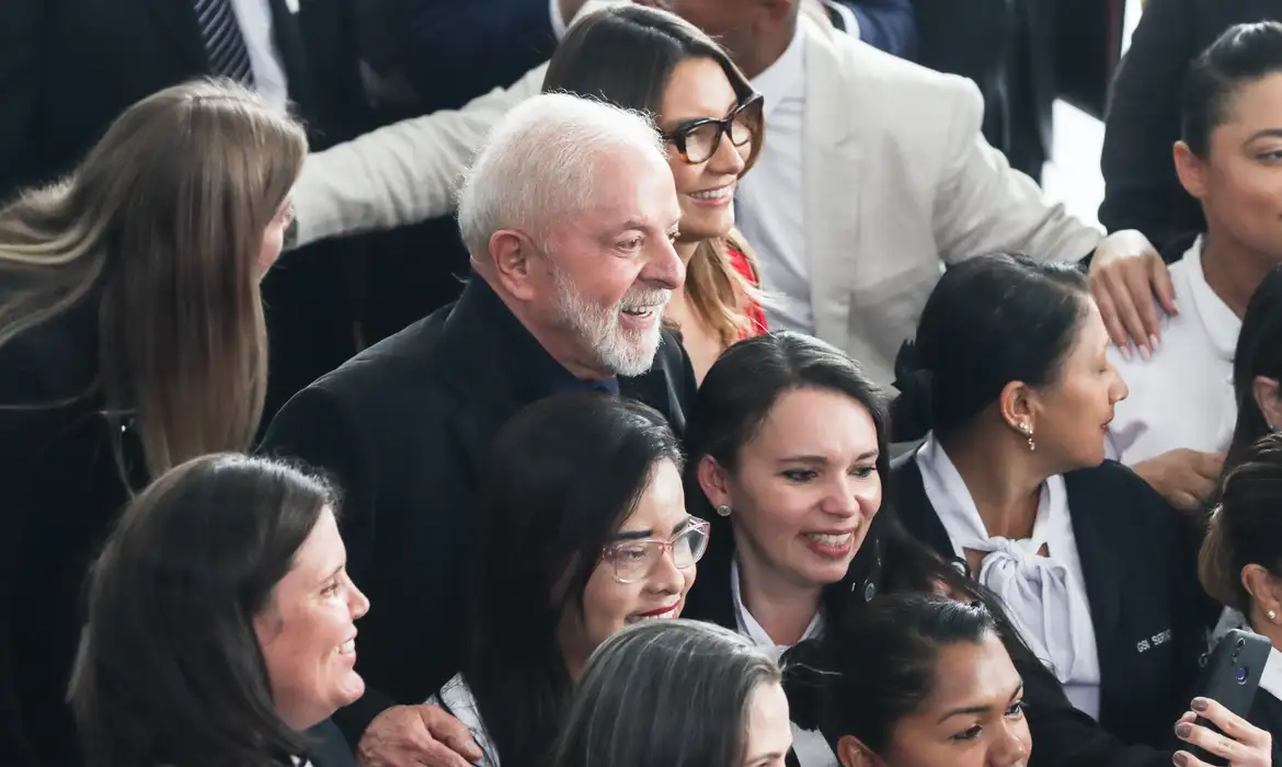 Lula em confraternização no Palácio
