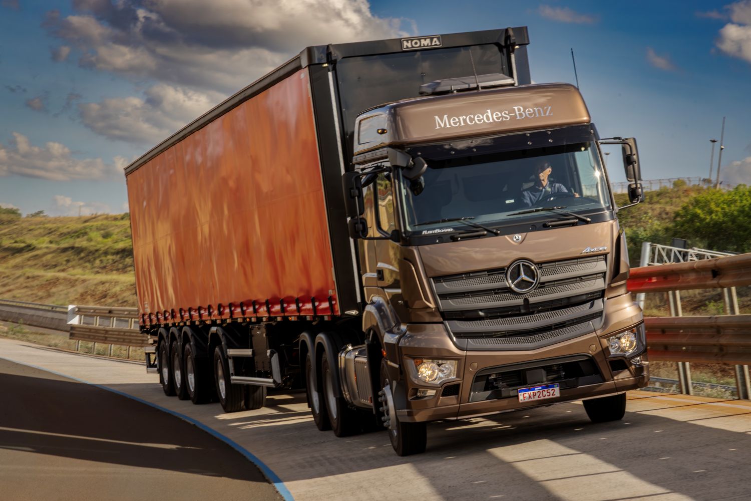 Mercedes-Benz relança Axor com nova motorização, tecnologias e foco no cliente
