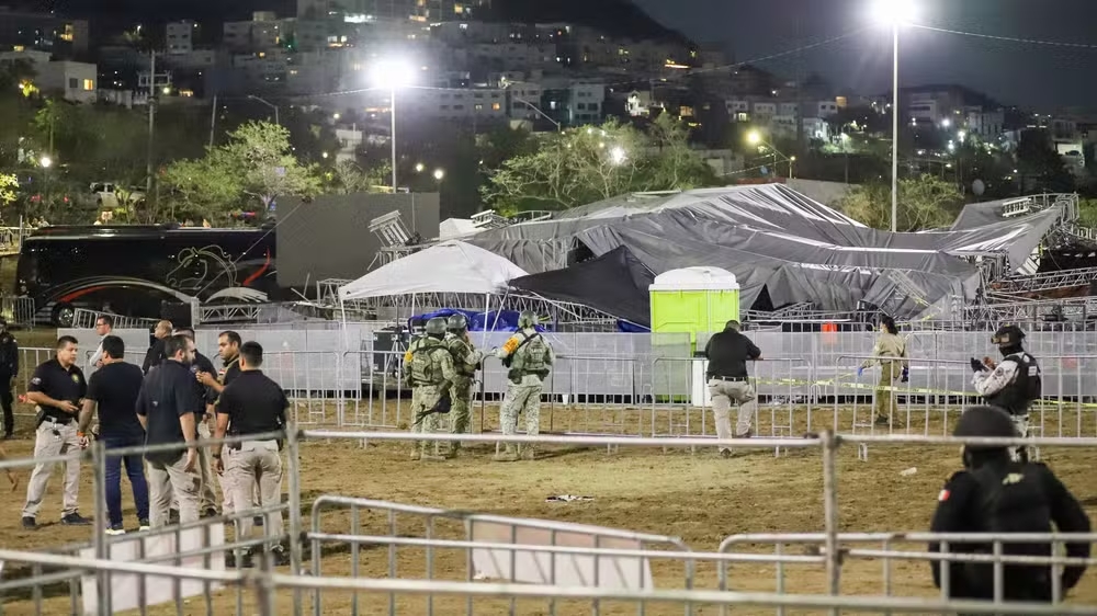 Forças de segurança cercam palco que desabou devido ao vento em um evento com a presença do candidato presidencial Jorge Álvarez Máynez