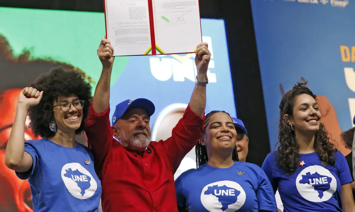 Presidente brasileiro também voltou a criticar Bolsonaro durante evento na UNE.