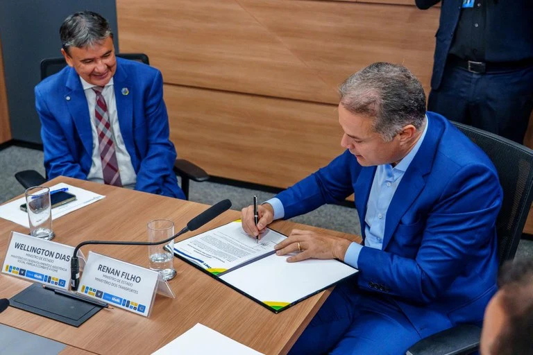 Renan Filho assina ordem de serviço para duplicação da BR-316 no Piauí