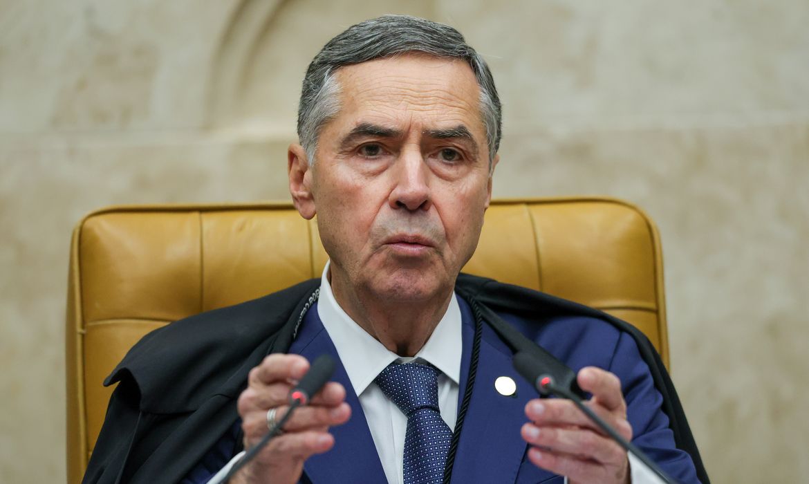 O ministro do ST, Luís Roberto Barroso, anunciou aposentadoria antecipada do cargo
