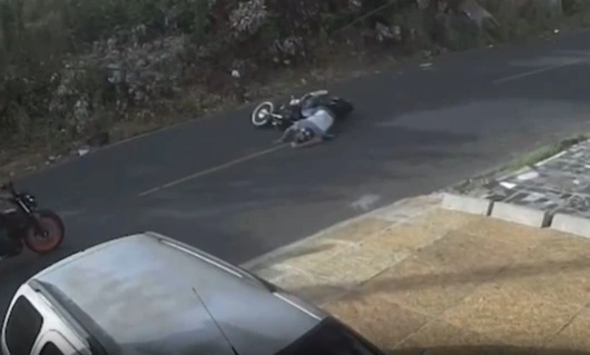Motociclista caiu ao se enroscar nos fios e quase foi atropelado