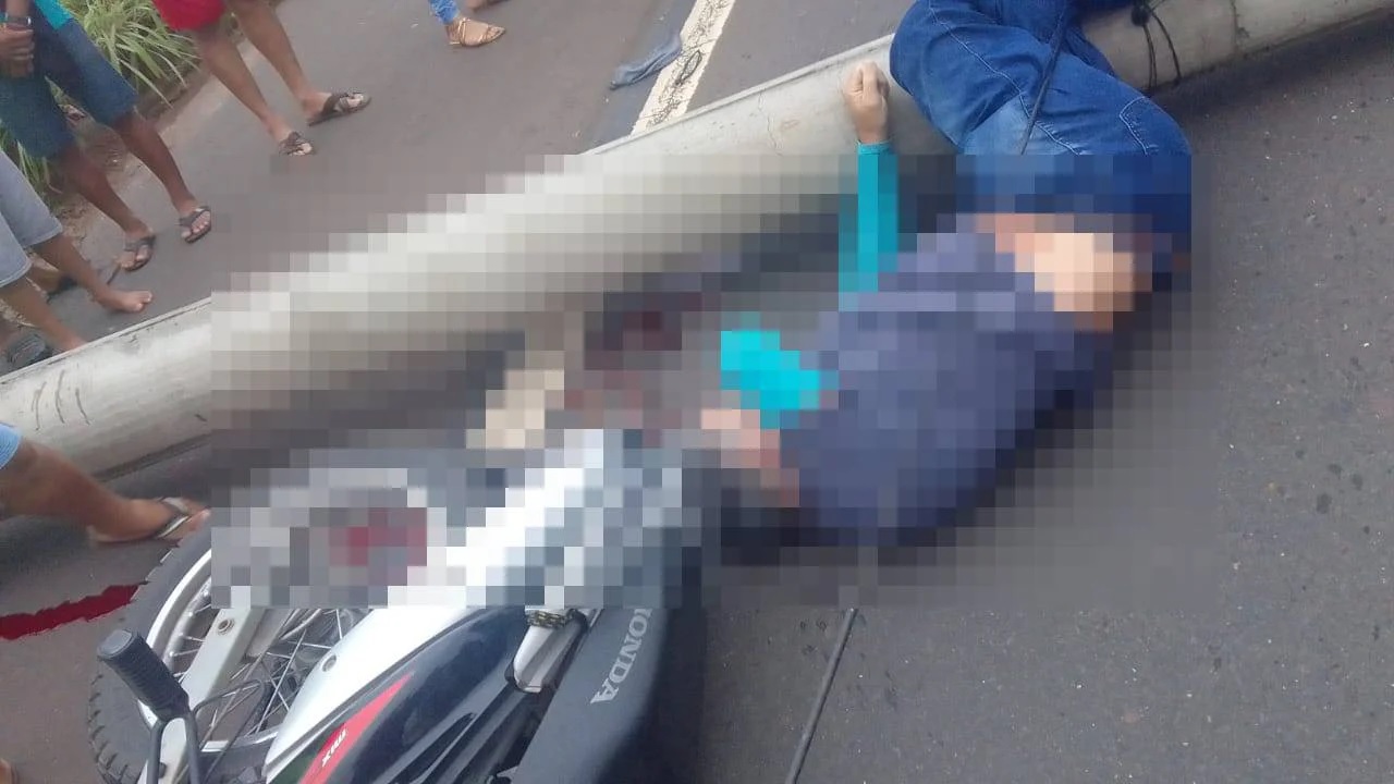 Motociclista morre ao colidir contra poste