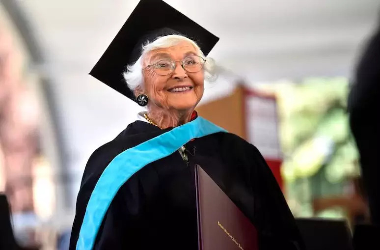 Virginia Ginger Hislop recebe diploma de mestrado aos 105 anos