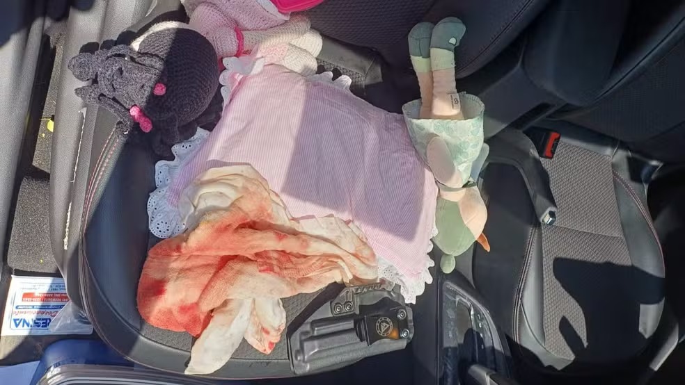 Carro de mulher que foi agredida durante viagem