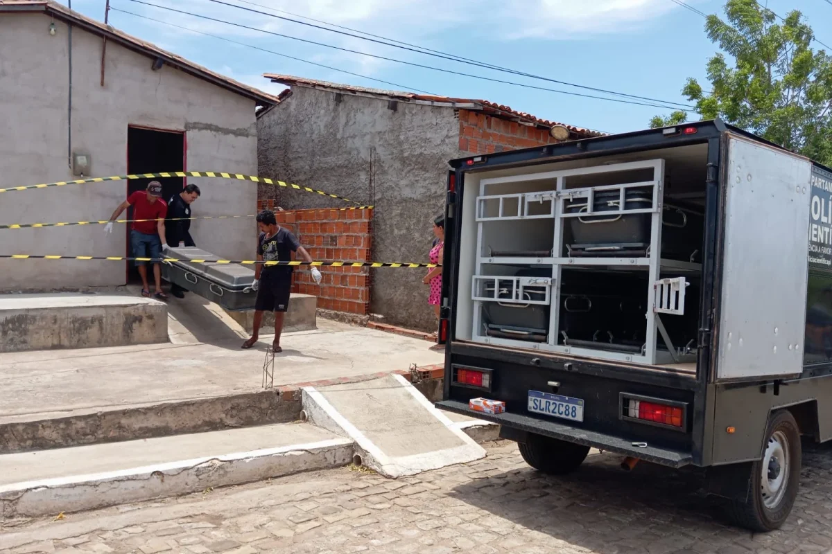 Equipe do IML fez a remoção do corpo da vítima