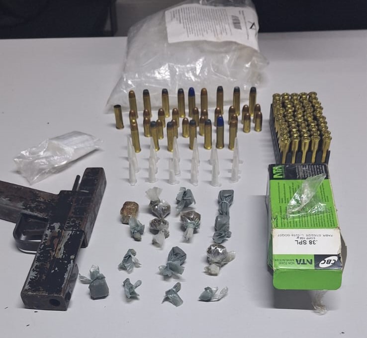 Material apreendido em residência em Palmeiras; homem foi preso em flagrante