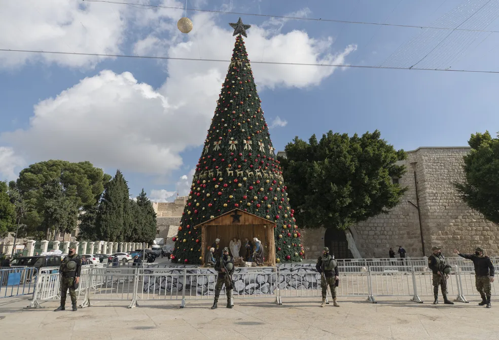 ARQUIVO - imagem de 23 de dezembro de 2020 mostra a árvore de Natal na praça da Manjedoura, em Belém, na Cisjordânia