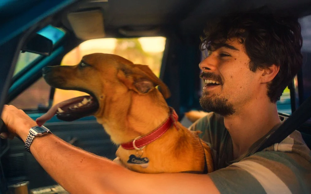 Rafael Vitti com o cachorro Amendoim em cena de Caramelo
